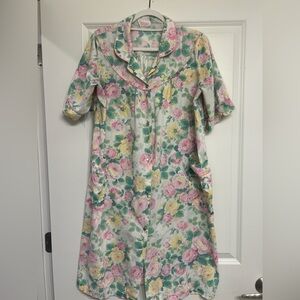 Vintage Carriage Court Floral Short-Sleeve House Dress made in USA medium